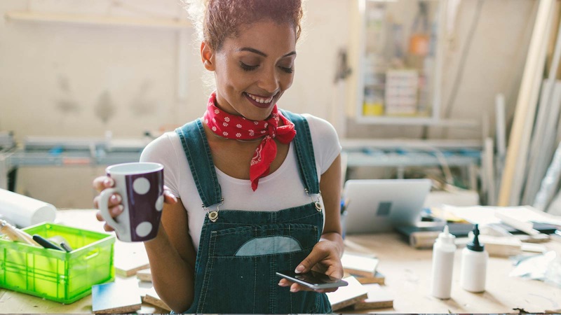 how-to-digital-transformation-woman-checking-phone-800x450