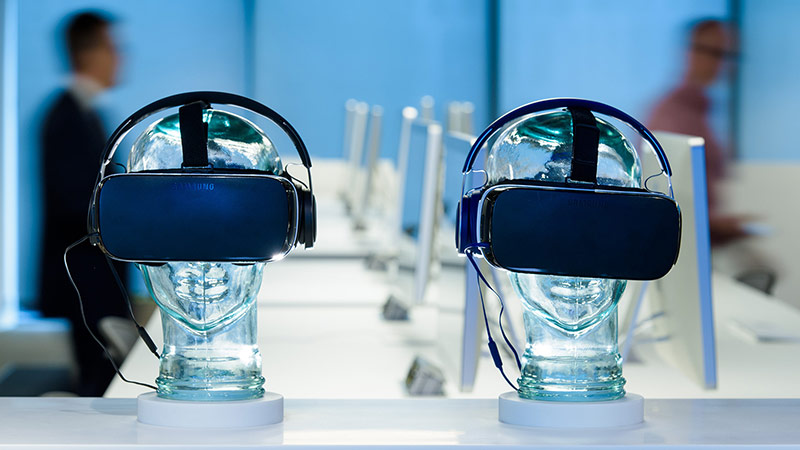 Two sets of virtual reality glasses positioned on translucent mannequin heads.