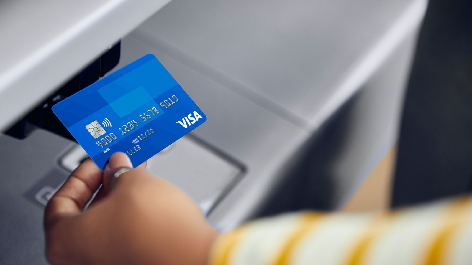 making payment with Visa contactless card