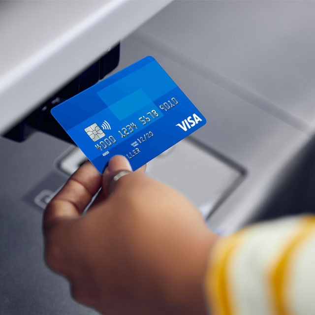 making payment with Visa contactless card