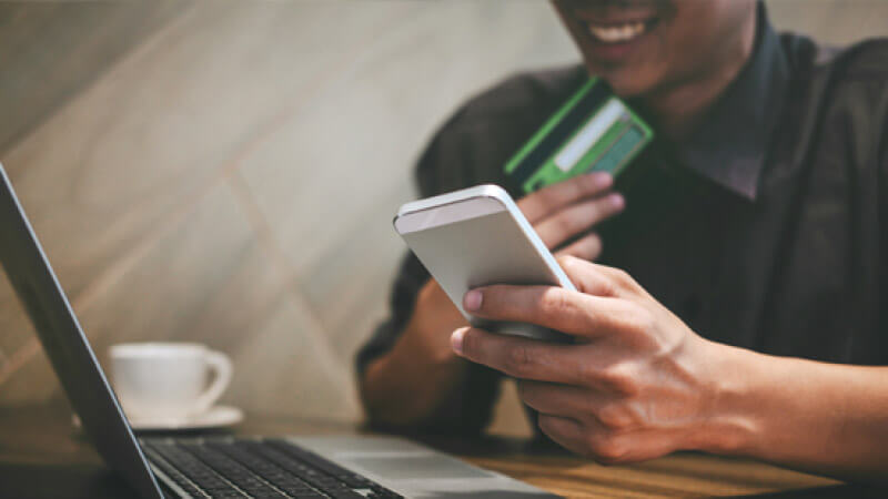 man-holding-phone-and-card-800x450